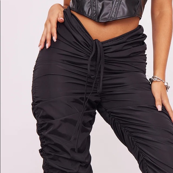 Pretty Little Thing Petite Black Ruched Cargo Pants - Picture 3 of 5